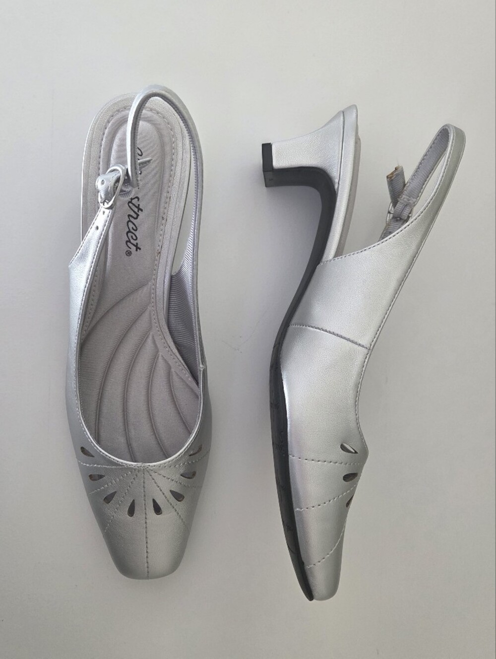 easy street Catie Women's Classic Silver Slingback Pump Size 8